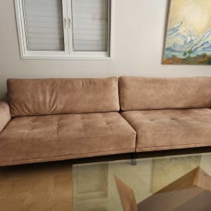 ספה מרופדת בבד חום בהיר עם רגליים שחורות