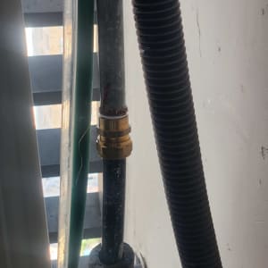 חיבור צנרת מים באמצעות מחבר פליז במרפסת שירות