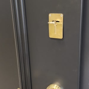 ידית ודלת עם מנעול זהב