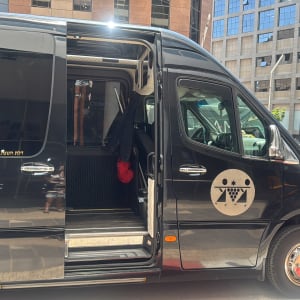 רכב מסחרי שחור עם דלת הזזה פתוחה