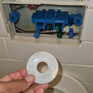 תמונה של תיקון אסלה עם חלקים פנימיים