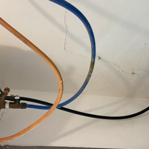 צינורות צבעוניים ומחברים על קיר לבן