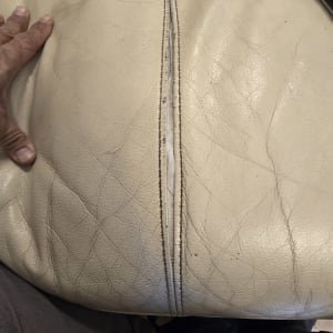 תיקון ריפוד עור עם כלי עבודה