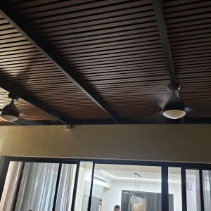 מנורות תלויות על תקרה מעץ עם תאורה פנימית