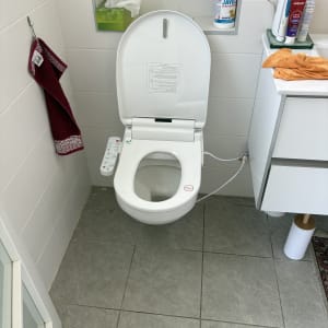 התקנת מושב בידה אלקטרוני חכם על אסלה בחדר רחצה