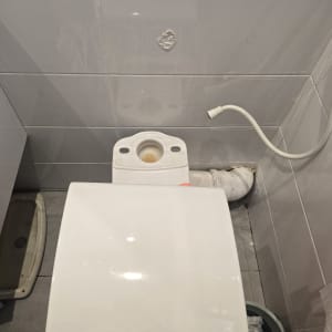 אסלה וחיבורי צנרת בחדר אמבטיה