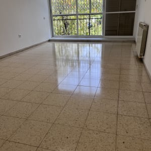 רצפה נקייה ומבריקה בחדר ריק עם חלון גדול