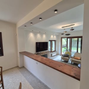 חדר מגורים עם תאורה מודרנית וקיר גבס