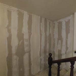 קיר גבס עם חיבורים מטויחים בחדר מדרגות