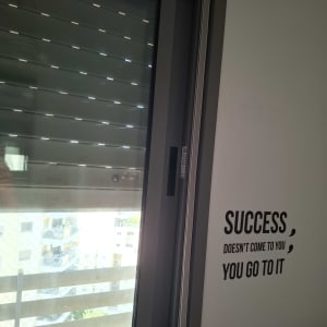 תריסים סגורים למחצה עם חריצים לאור