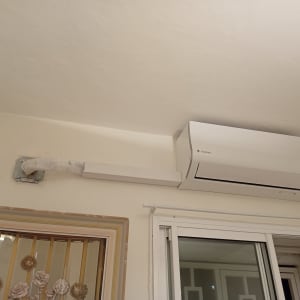 מזגן מותקן על קיר פנימי בחדר