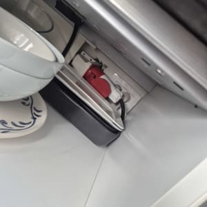 תמונה של פנים ארון עם כלי מטבח