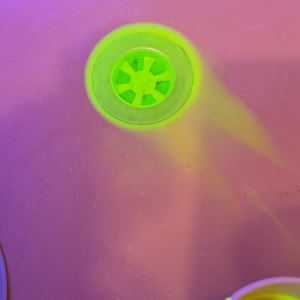 ניקוז עם צבעים זוהרים בסביבה ורודה