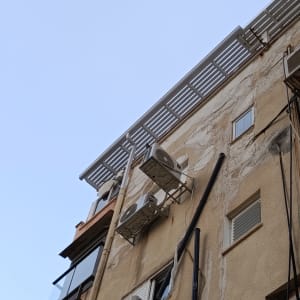 בניין עם מזגנים על הקיר החיצוני