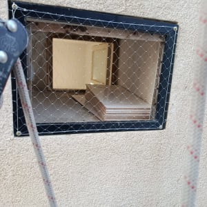 רשת מתכת על פתח קיר למניעת כניסת יונים