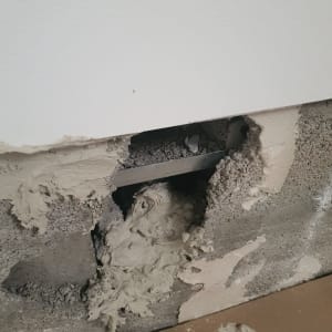 חומר גבס על קיר עם חור ותיקון