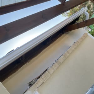 קורות עץ וגג מתכת עם מרזב לבן