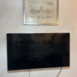 טלוויזיה תלויה על הקיר עם כבלים חשמליים