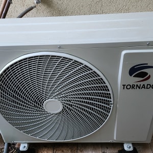 יחידת מיזוג אוויר חיצונית של טורנדו מותקנת על קיר