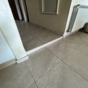 ריצוף חדש במסדרון עם רדיאטור על הקיר