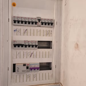לוח חשמל עם מפסקים שונים