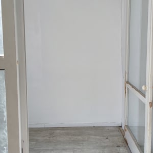 חדר עם קירות צבועים ורצפת עץ