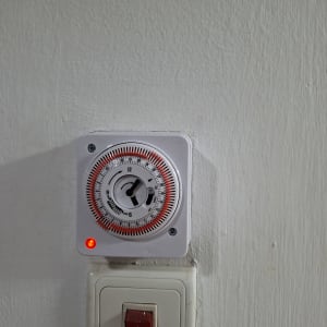 טיימר מכני ומתג הפעלה לדוד מים המותקנים על קיר
