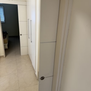 דלת פתוחה במסדרון עם רצפת אריחים