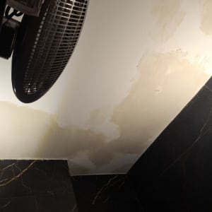 תקרה עם סימני רטיבות ותיקון