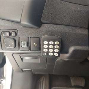 לוח מקשים ומתגים ברכב ליד ההגה
