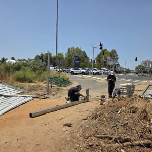 עבודת התקנת שערים חשמליים בצומת דרכים