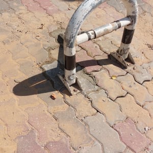 מחסום מתכת על מדרכה מרוצפת