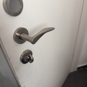 ידית, מנעול כספת עליון ועינית דיגיטלית המותקנים על דלת