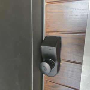 מנעול חכם אלקטרוני מותקן על דלת כניסה