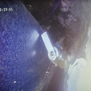 צילום של צינור עם נזילה בקיר