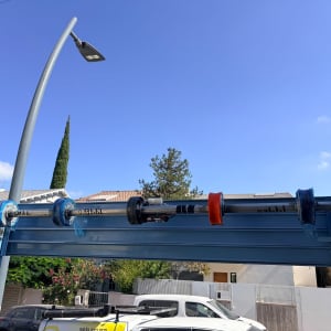 שער חשמלי עם מנגנון פתיחה בחוץ