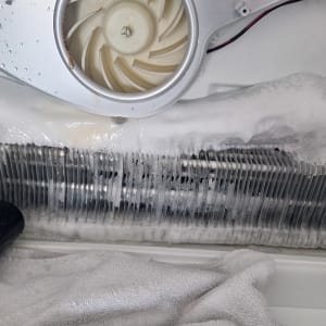 מאוורר ומחליף חום במקרר עם קרח