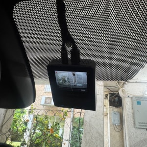 מצלמת רכב מותקנת על שמשת רכב