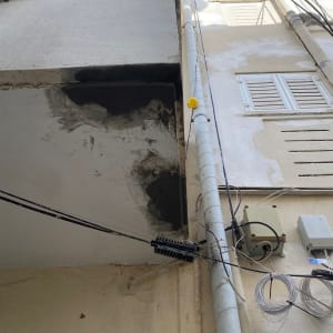 תיקון קיר חיצוני עם צינורות וחוטי חשמל