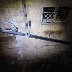 צינורות פלסטיק מחוברים לקיר אבן עם חיבורים