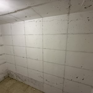 קיר בטון עם סימני תיקון ושיפוץ