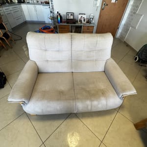 ספה עם כתמים לפני ניקוי בתחום ניקוי ספות