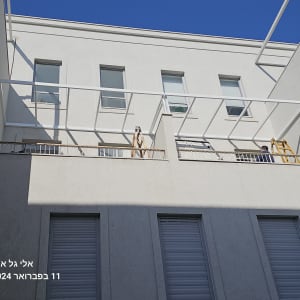 מסגרת אלומיניום מותקנת על מרפסת בניין