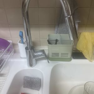 ברז מטבח עם כיור ומטלית ניקוי