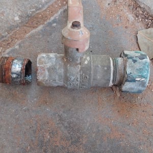 ברז מתכת ישן עם ידית על רצפה