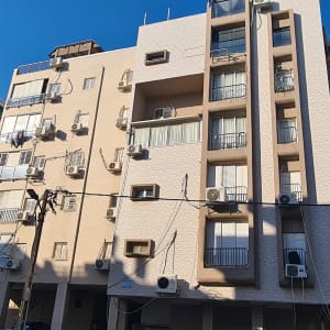 יחידות מיזוג אוויר מותקנות על קירות בניין מגורים