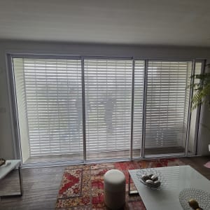 תריסי אלומיניום בחלון סלון מודרני