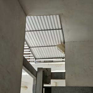 גג פלסטיק שקוף עם קורות מתכת תומכות