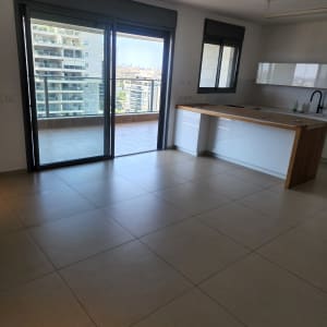 רצפה נקייה במטבח עם חלונות גדולים ונוף עירוני