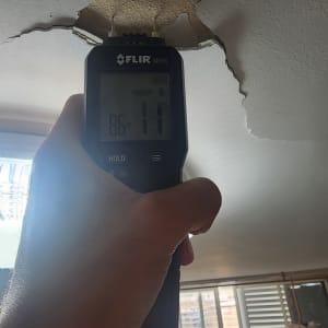 מד לחות דיגיטלי נוגע בתקרה סדוקה